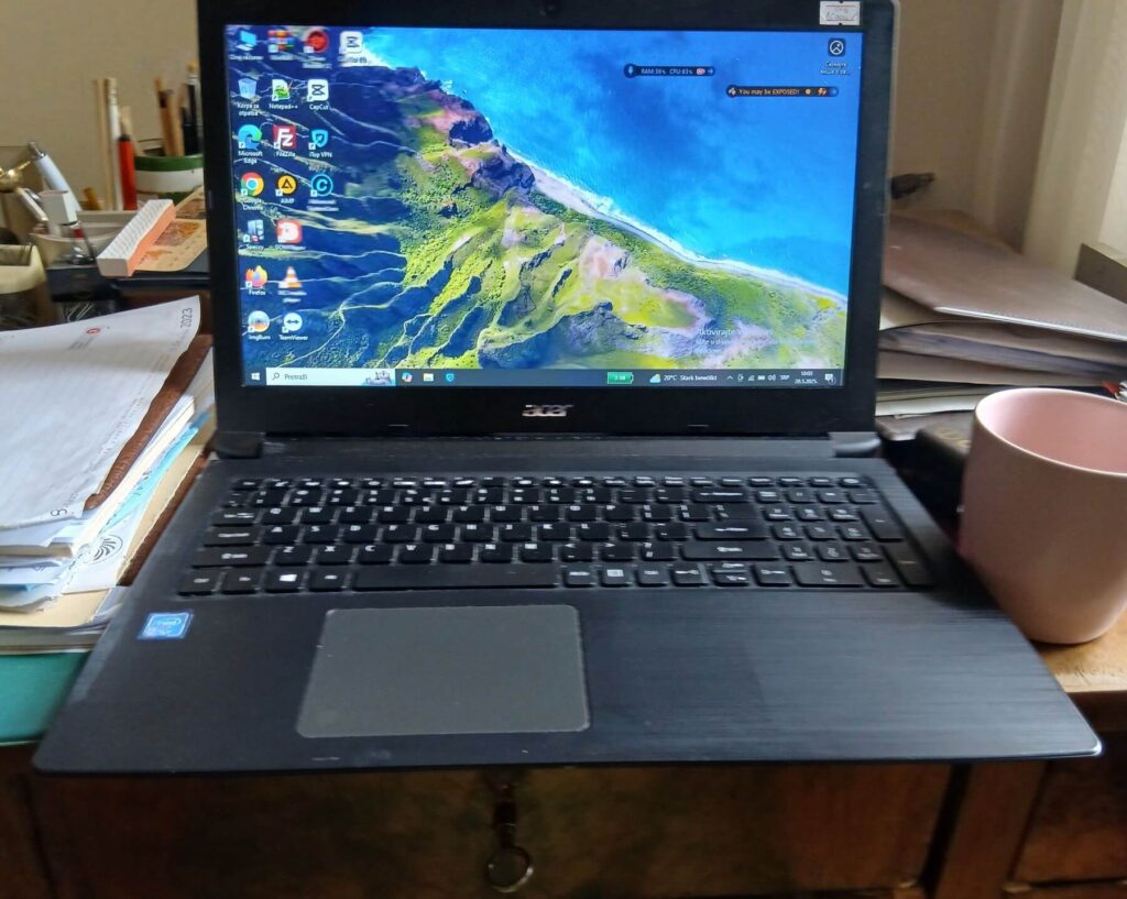 Lap top je na prepunom radnom stolu upaljen i spreman za izradu novog sajta