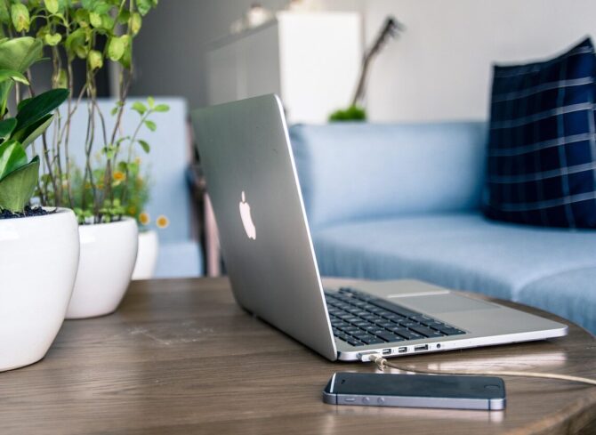 web sajta za male biznise-Lap top i mobilni telefon služe za izradu